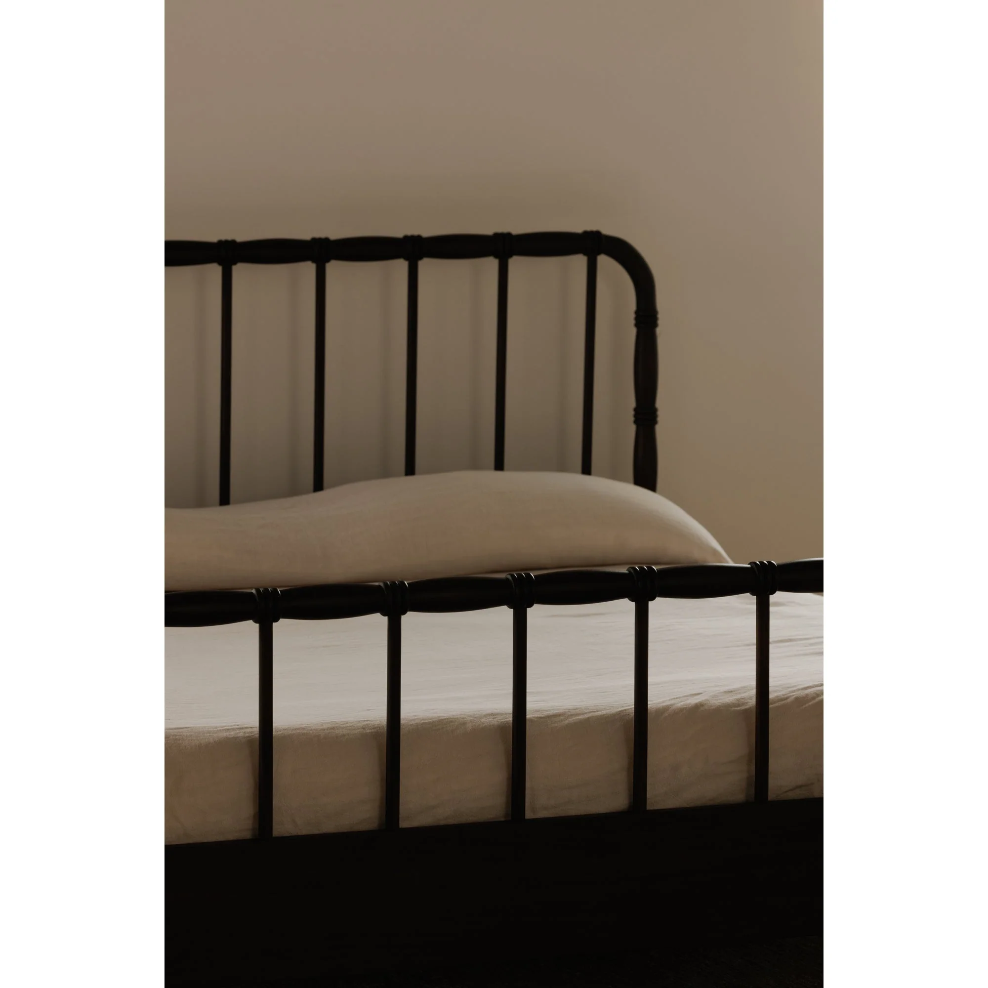 Moe's Home Collection Vivian Brown Queen Bed - Image 14